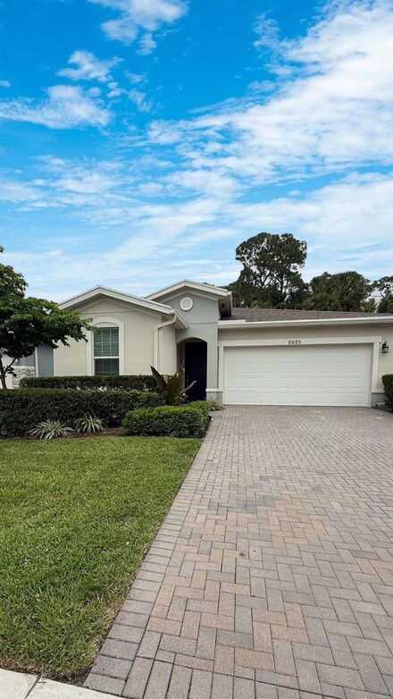 6685 Pointe of Woods Dr, West Palm Beach, FL 33413