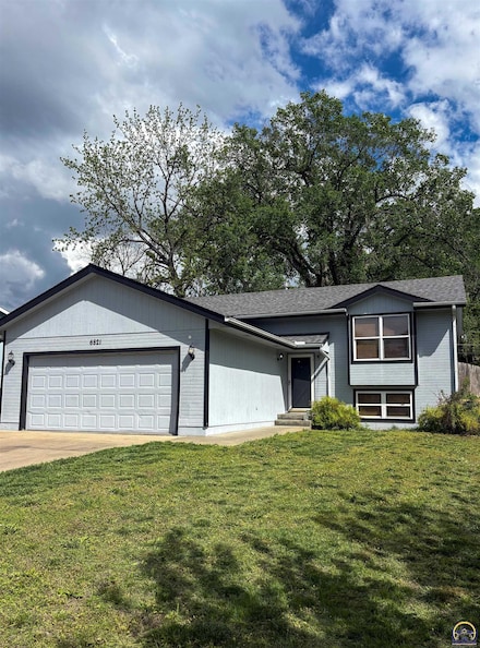 6821 SW 17th St, Topeka, KS 66615