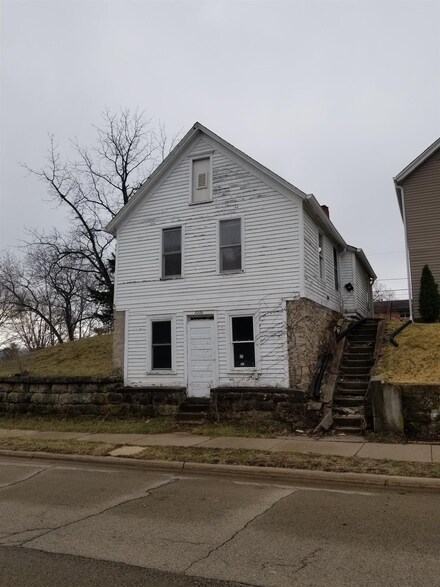 2226 Rhomberg Ave, Dubuque, IA 52001