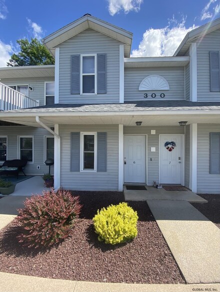 306 Cambridge Manor Dr, Schenectady, NY 12302