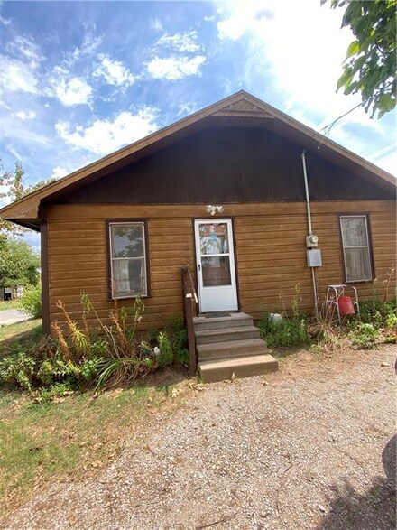 129 N 4th St, McLoud, OK 74851