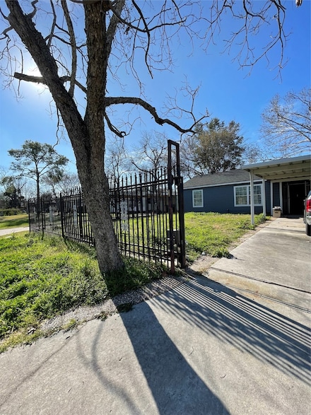6721 Midfield Dr, Houston, TX 77092