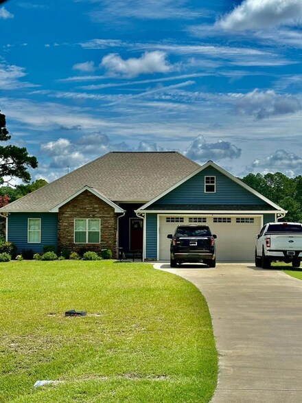 149 Woodlake Cir, Douglas, GA 31535