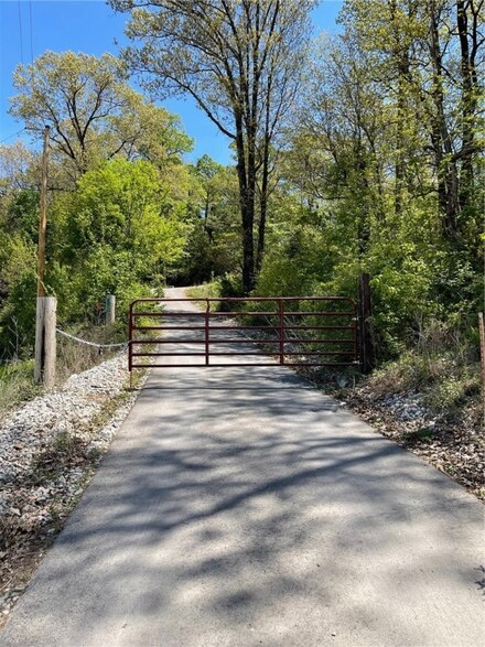 17501 Aubrey Long Rd, Gentry, AR 72734