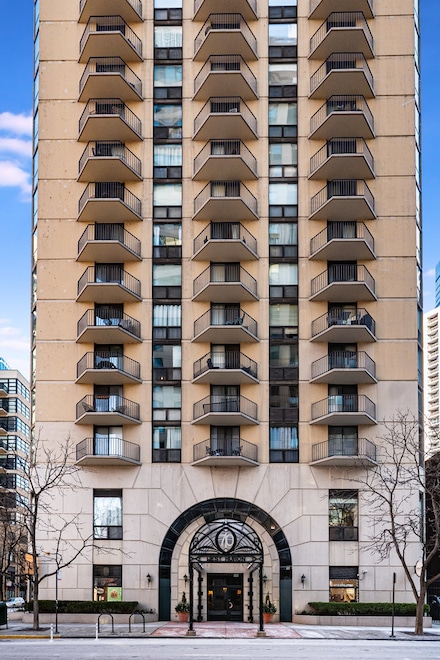 70 W Huron St Unit 2305, Chicago, IL 60654