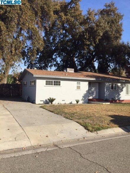 622 W Howard Ave, Visalia, CA 93277