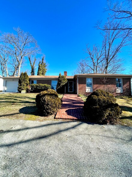 1506 Linden Ave, Clifton Forge, VA 24422