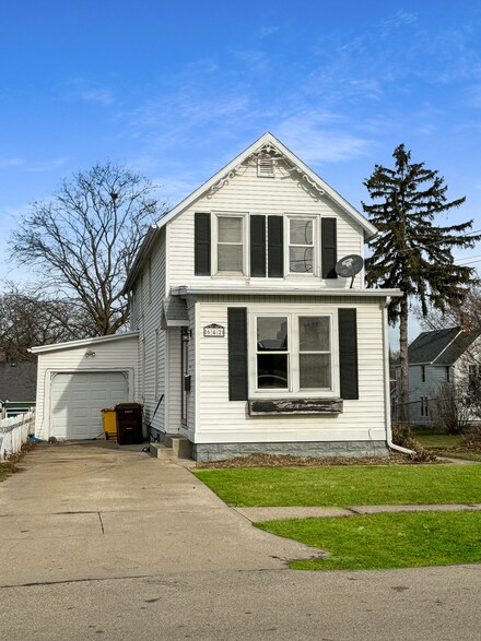 642 W Moseley St, Freeport, IL 61032