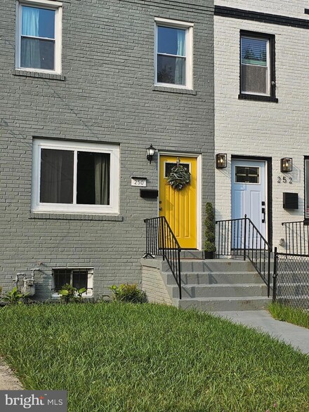 250 Oakwood St SE, Washington, DC 20032
