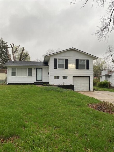 4217 Vineyard Rd, Kansas City, MO 64130
