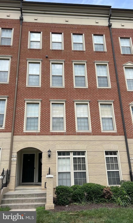 7913 Crescent Park Dr Unit 136, Gainesville, VA 20155