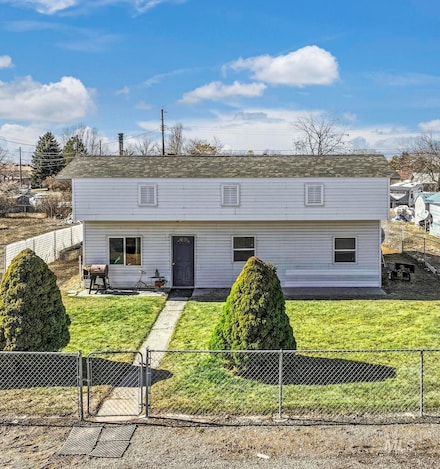 672 3rd St E, Hansen, ID 83334