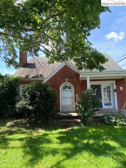 202 Academy St, Jefferson, NC 28640