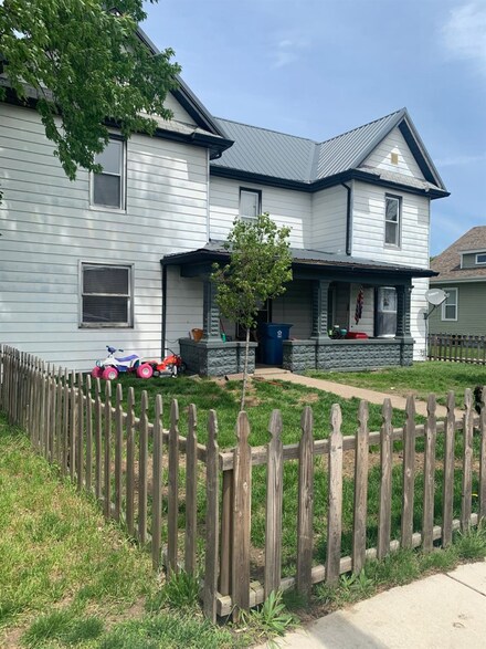 108 E Main St, Medaryville, IN 47957