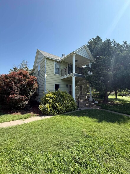 658 K Rd, Larned, KS 67550