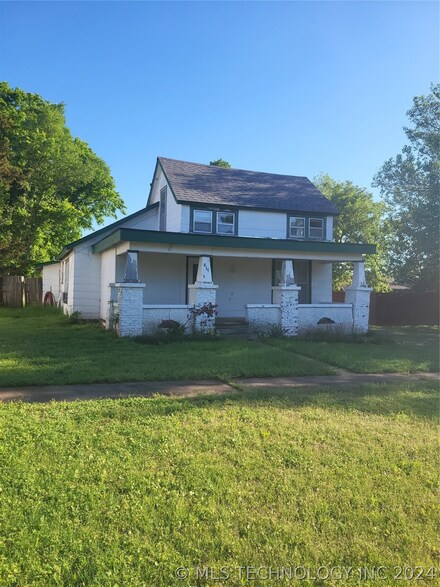 811 Elm St, Pawnee, OK 74058