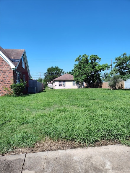 926 W 5th St, Freeport, TX 77541