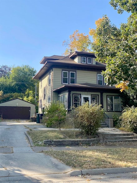 809 Tremont St, Cedar Falls, IA 50613