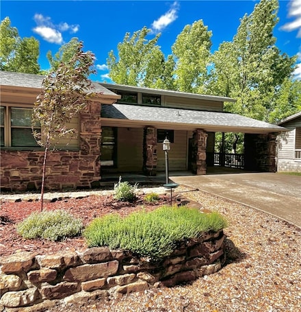10 Wedgewood Ln, Eureka Springs, AR 72631