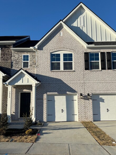 5062 Dayflower Dr, Nashville, TN 37076
