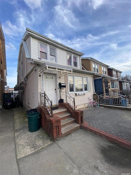 54-25 152nd St, Flushing, NY 11355