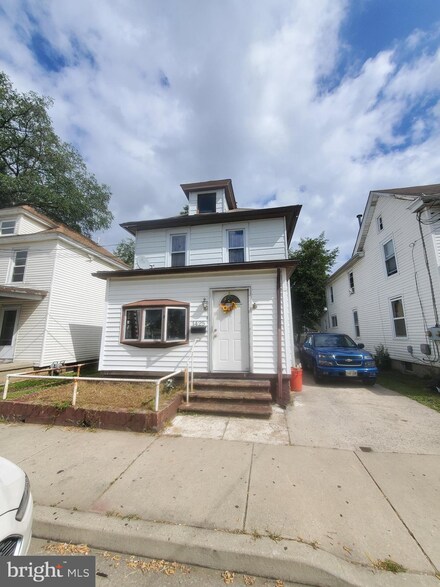 1425 Swedesboro Ave, Paulsboro, NJ 08066