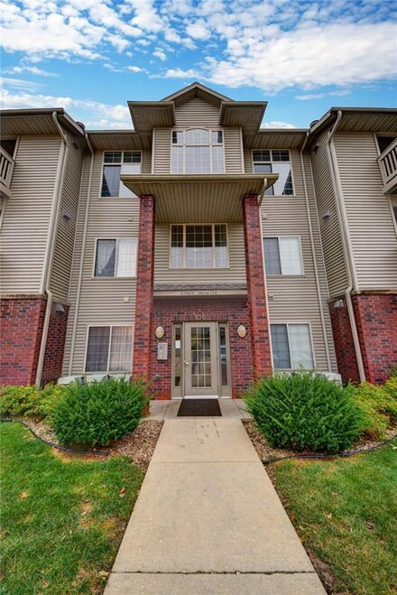 250 Cimarron Dr Unit 123, Hiawatha, IA 52233