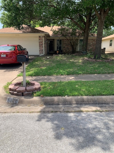 1325 N Creek Dr, Fort Worth, TX 76179