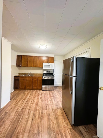 35 1st St, New Hyde Park, NY 11040