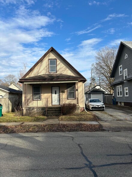 907 Scott St, La Porte, IN 46350