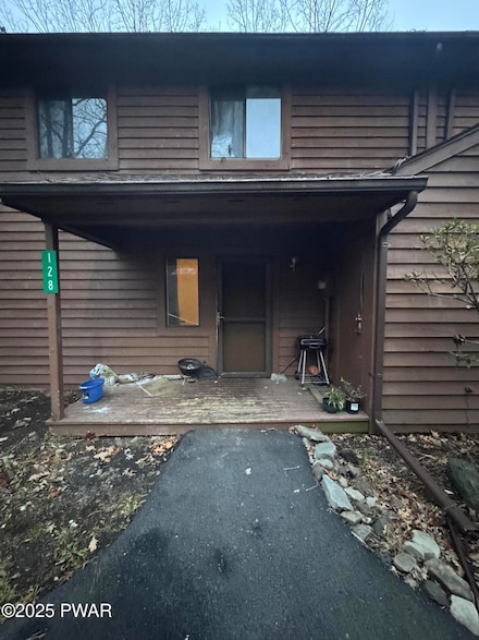 128 Meadow View Ct, Bushkill, PA 18324