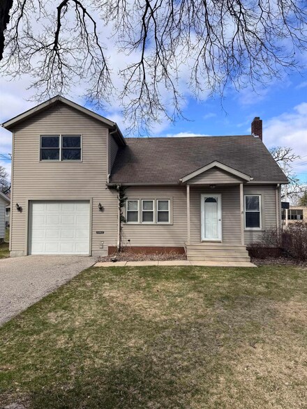215 East St, Decorah, IA 52101