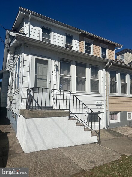 41 New Cedar Ln, Trenton, NJ 08610