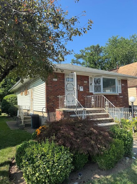 18918 Tioga Dr, Saint Albans, NY 11412