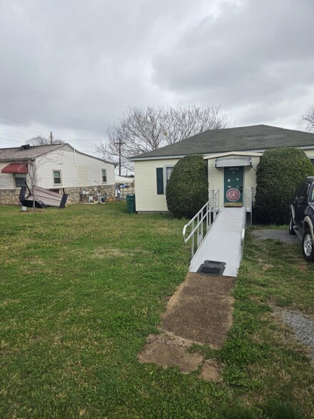 1416 Robertson Blvd, Sheffield, AL 35660