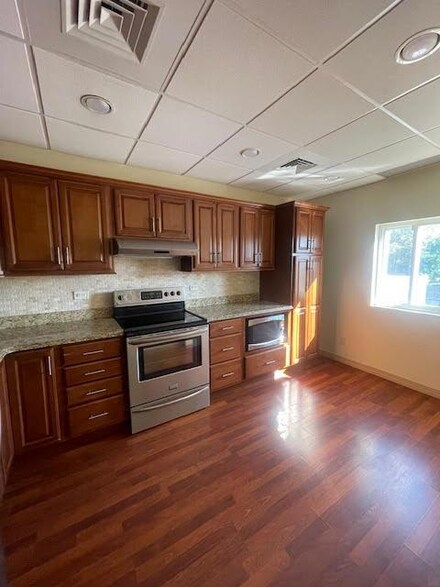 879 Nassau Rd, Uniondale, NY 11553