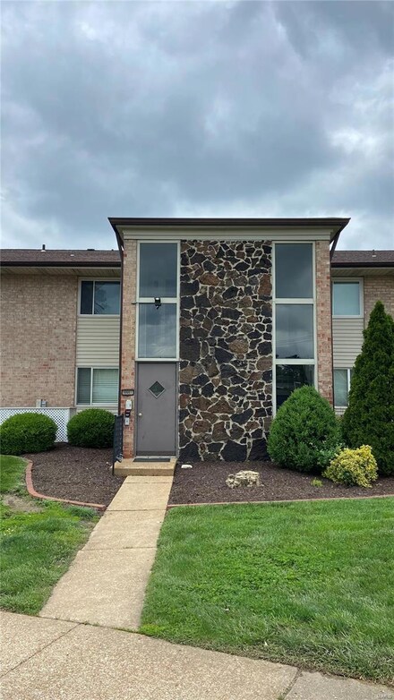 10003 Sakura Dr Unit A, Saint Louis, MO 63128