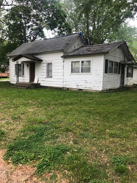 21 W Tyndall St, Aurora, MO 65605