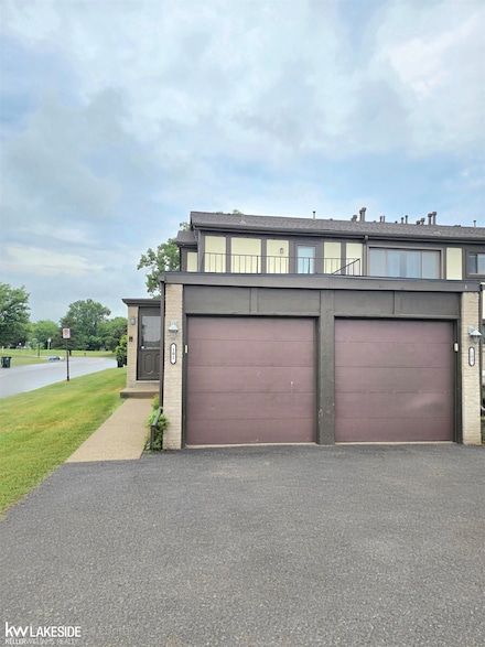 101 Country Club Dr Unit 84, Saint Clair Shores, MI 48082