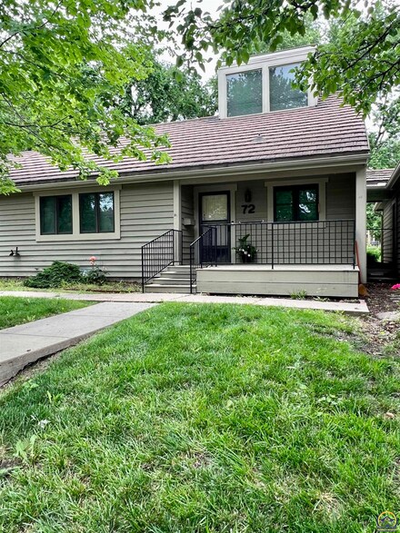 72 SW Pepper Tree Ln, Topeka, KS 66611