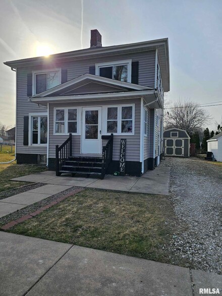210 N Timber St, Knoxville, IL 61448