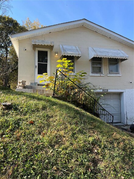8819 College Ave, Saint Louis, MO 63136