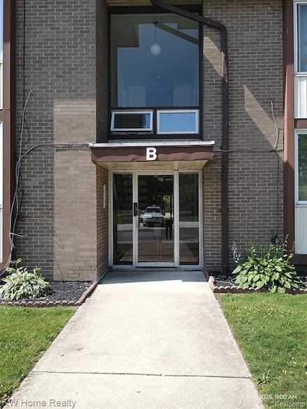 3901 Fort St Unit 204, Trenton, MI 48183