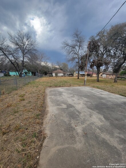 3923 Waterwood Pass Dr, Elmendorf, TX 78112