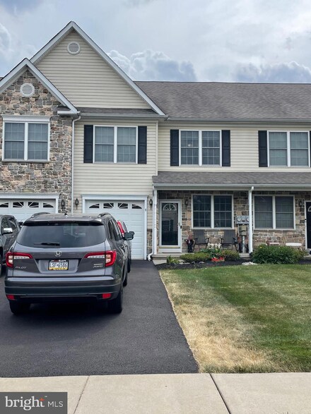 8 Ryan Ct, Telford, PA 18969