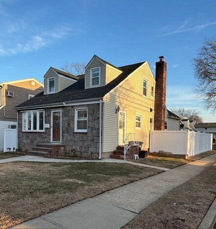 249 Rudolf Rd, Mineola, NY 11501
