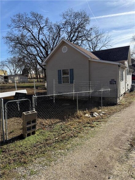 311 Oak St, Dearing, KS 67340