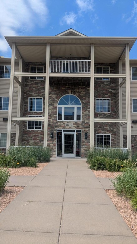 1590 Parkwood Dr Unit 102, Woodbury, MN 55125