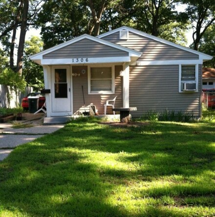 1306 Francis Ave, Muskegon, MI 49442
