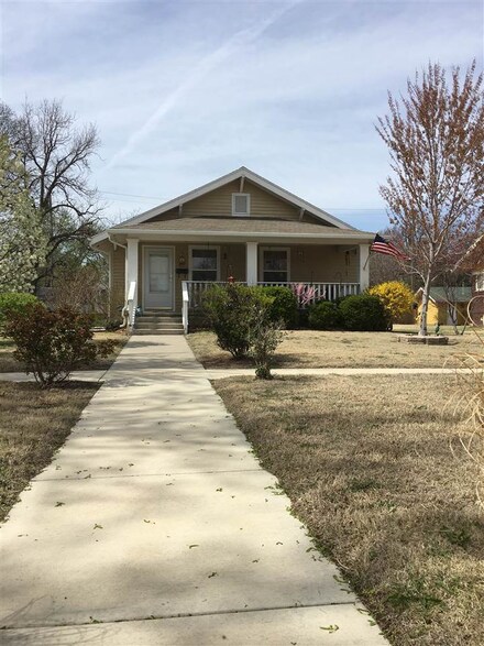317 Poplar St, Halstead, KS 67056